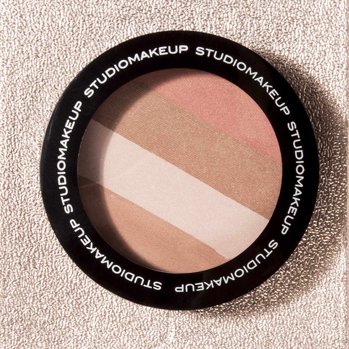 Notre poudre bronzante Mirage ajoute du soleil à votre teint. On en a bien besoin, n'est-ce pas? ☀ #GOstudio