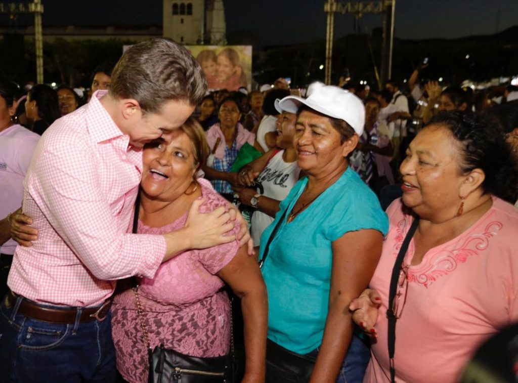 Icoso_Chiapas's tweet photo. Manuel Velasco reconoce y beneficia a miles de chiapanecas con Bienestar Salario Rosa https://t.co/bRmKUhZBGv https://t.co/AMjRnW5rcr