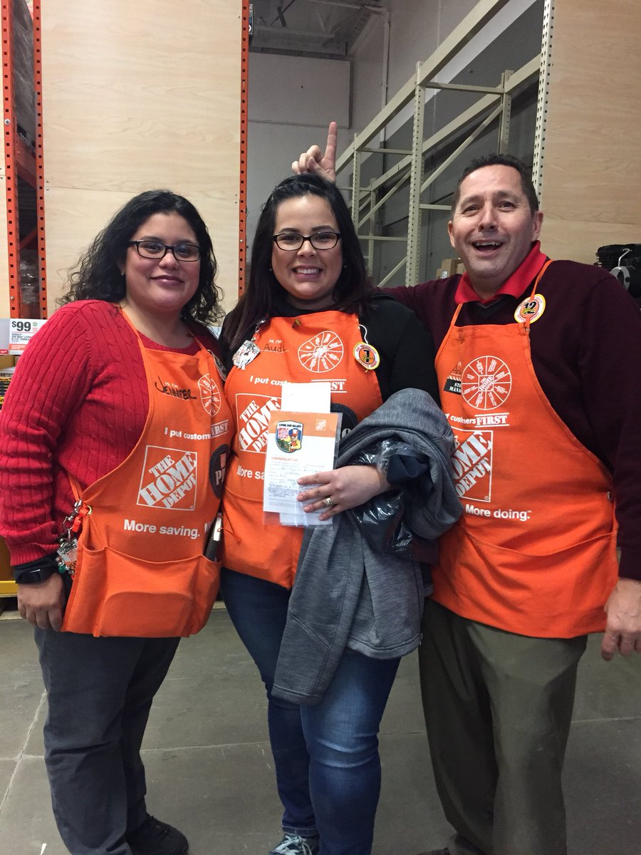 Pro1076's tweet image. Recognizing Audi for her amazing performance in 2017 both with her assigned account growth as her overall sales growth....SM Anthony liked the jacket so much he thought of stealing it for a minute 😂 #1PASAat1076