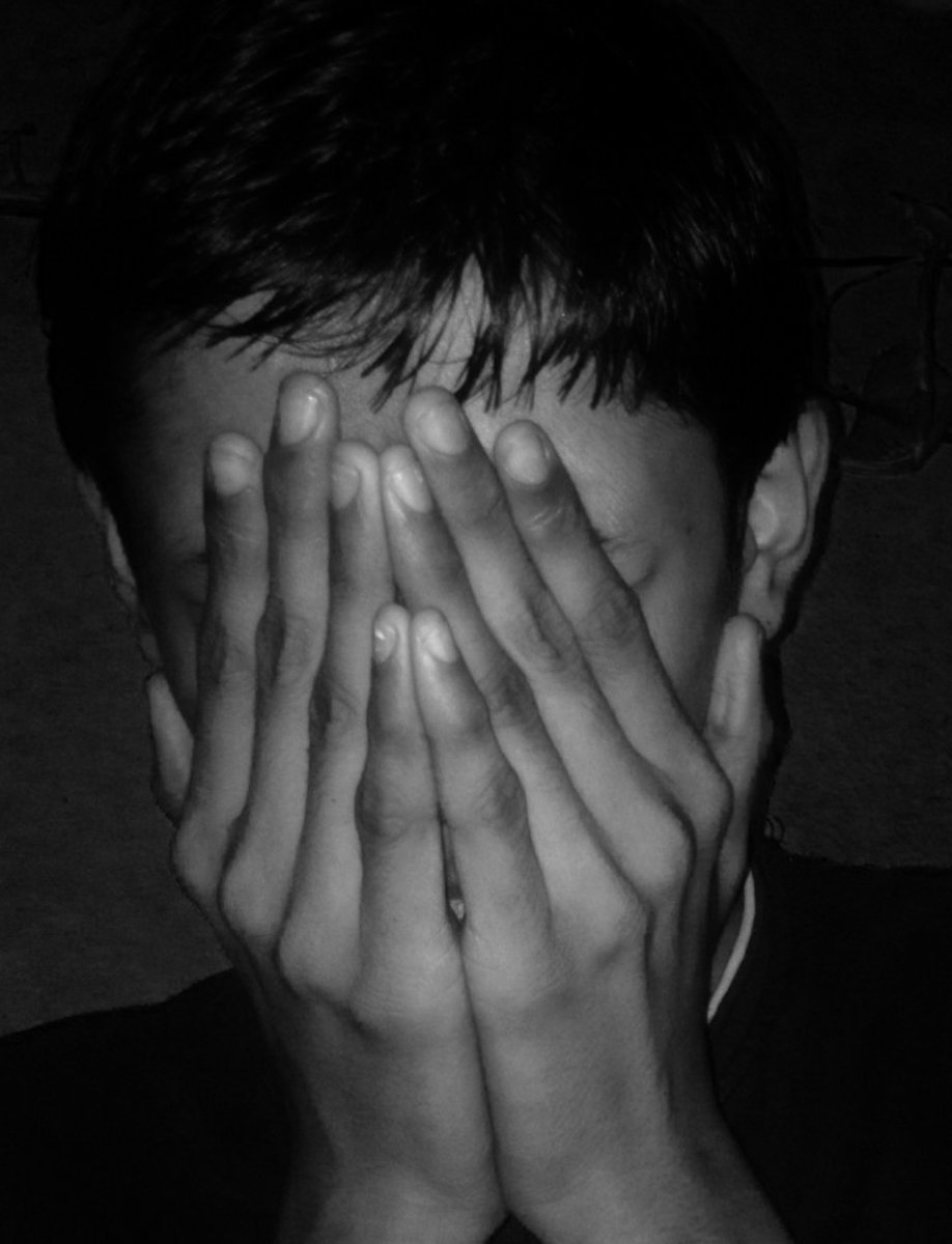 парни стзакрытым лицом. парни закрывают лицо. парень с закрытым лицом. парень прикрывает лицо.