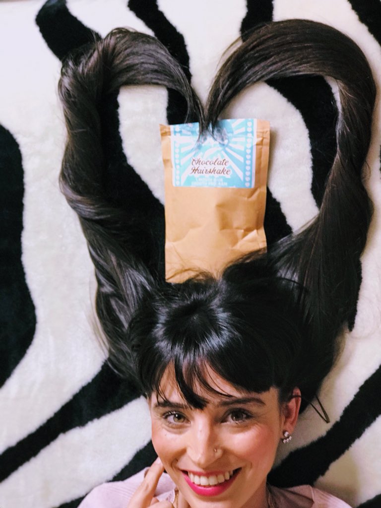 Stardivarius_'s tweet image. Hoy os cuento uno de mis secretos para tener el cabello largo y brillante 😁se trata de los batidos de chocolate de @cocoalocks 
✔️Son bajos en calorías y tienen un sabor espectacular 
⚠️ AHORA -20%  
Review➡️ goo.gl/zvd5gb #cocoalocks #cocoalocksofficial