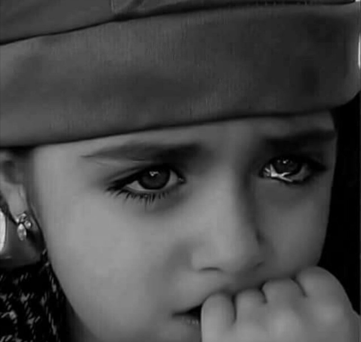 الفرح ثرثار . أمّا الحزن فلا تستطيع أن تقيم معه حواراً .
إنه منغلق على نفسه كمحار