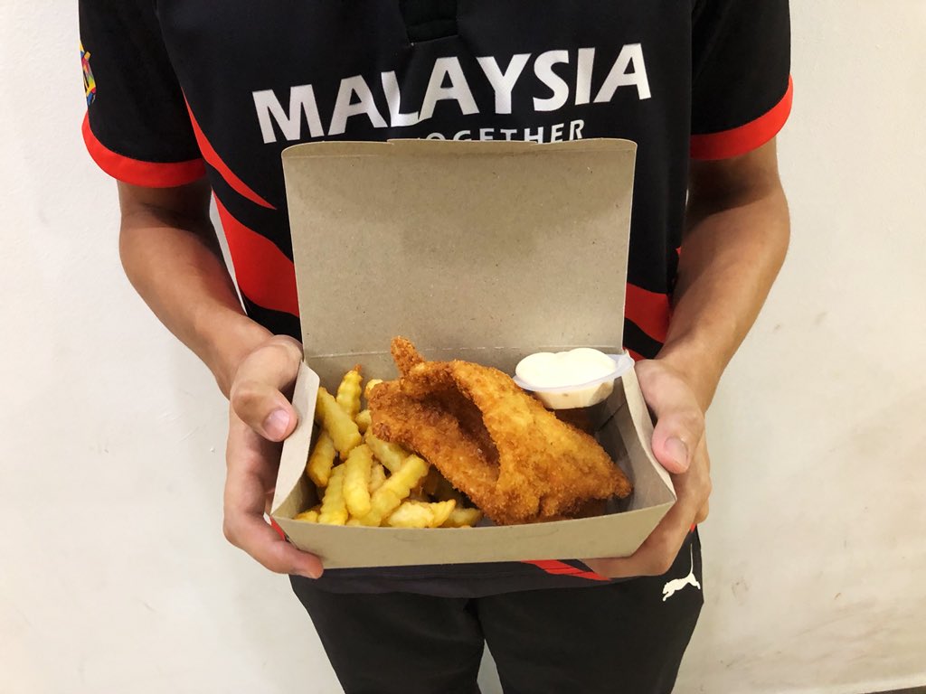 eizzatemir's tweet photo. I quit my job to focus on this. Please retweet guys. Help me spread this. Me &amp; my friends run a very humble stall in Bangi and we need ur support. For korean style chicken wings lovers this is for u ! #bangi #nicefood #foodporn https://t.co/BKbIz53PMj