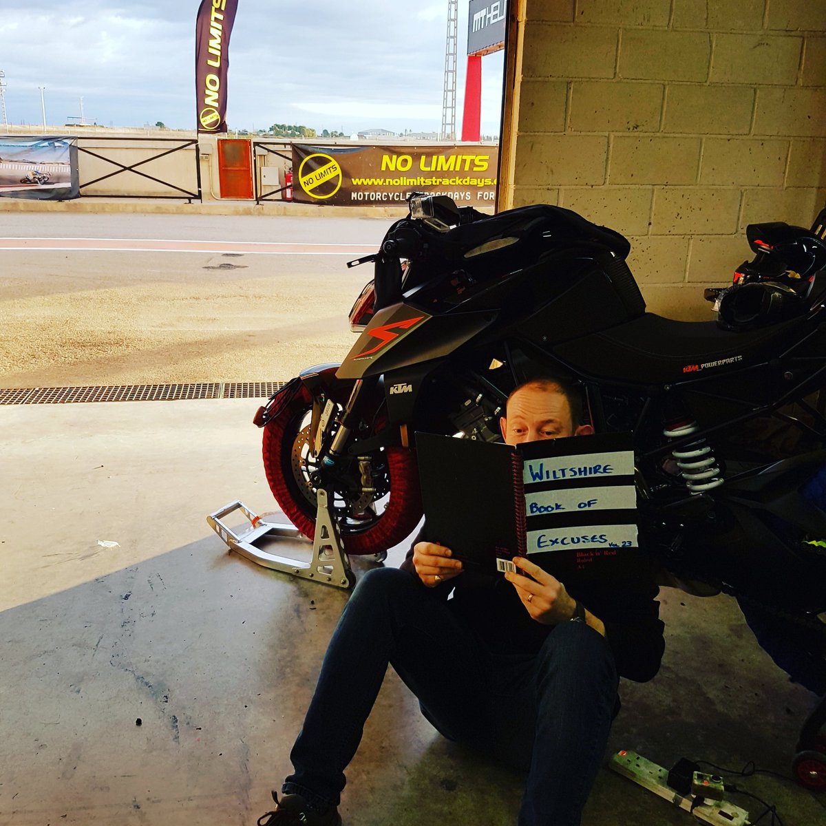 SimonBanting's tweet image. Track life for the new instructors 
😂😂😂😂😂😂😂
#ThursdayThoughts #learning #homeschool #challenge #Cartagenatest #crash