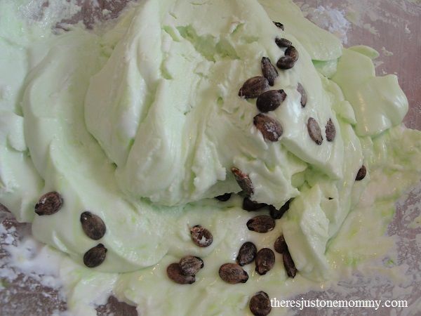 apple-scented playdough -- super simple, soft homemade playdough perfect for fall buff.ly/2EJvcNl <a href="/OneMommy1/">There'sJustOneMommy</a> #sensory #fall