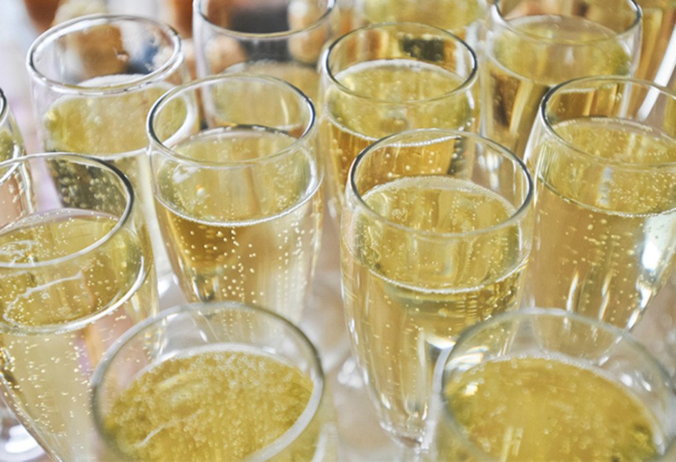 Don't throw that leftover Champagne away! This trick keeps the fizz in: u.metigy.com/EdqYy9L