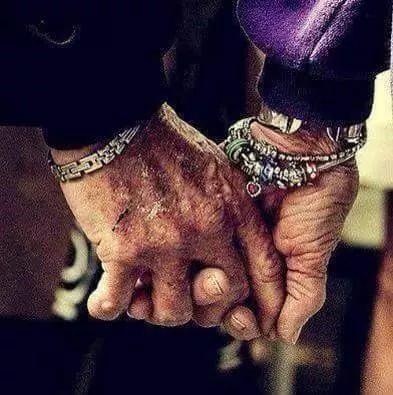 İnsan bir cümleye sığmaz ama iki insan bir cümle olabilir.
.
Bülent Parlak