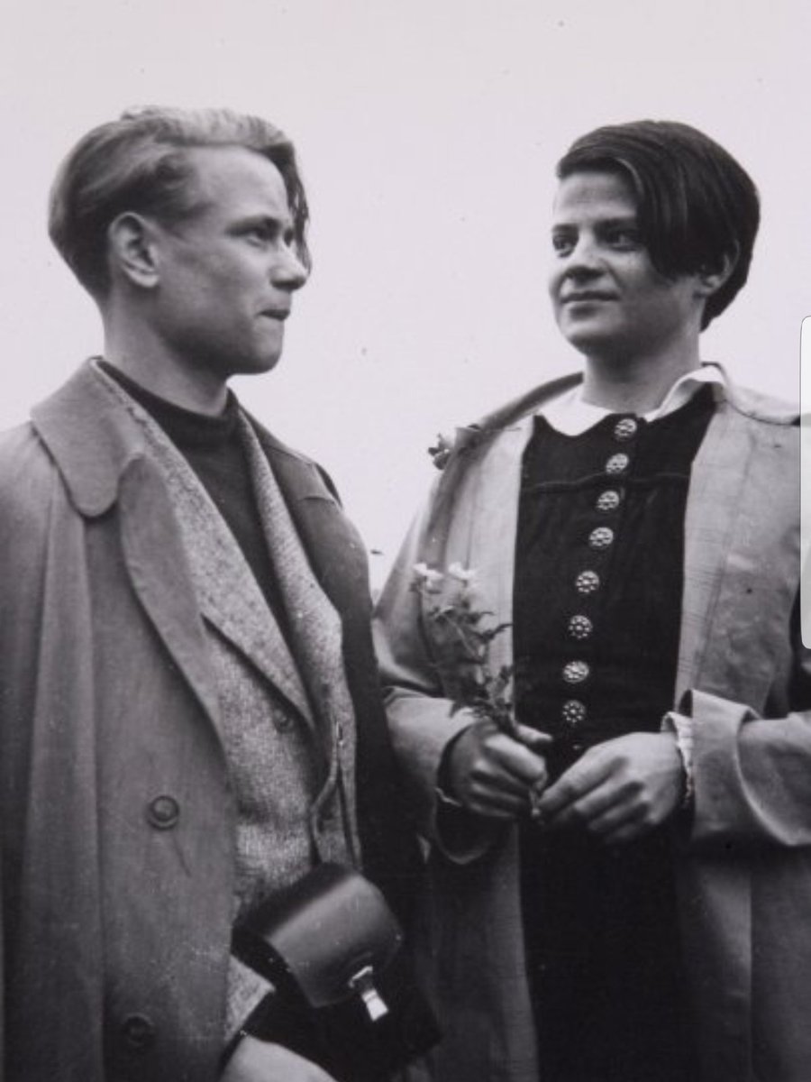 Hitler faşizmine ve savaşa karşı mücadele eden  Hans ve Sophie Scholl kardeşlerini (#GeschwisterScholl, #WeisseRose) katledilişlerinin 75. yılında sevgiyle anıyorum. Onların cesaretine bugünlerde ihtiyaç var.
#22.02.1942
#BeyazGül