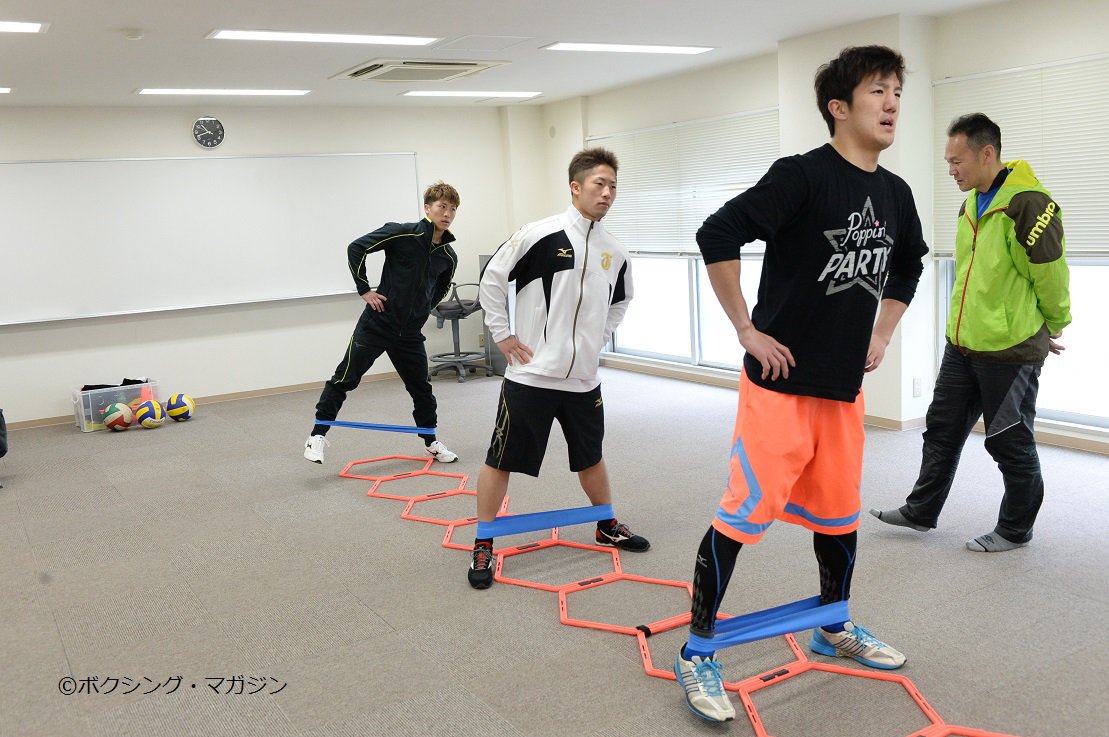 ボクシング マガジン 毎月15日発売 あまりの寒さに砂浜でのトレーニング を中断した井上尚弥 拓真 浩樹 だが これで終わりではありません 宿舎に戻って ゴムチューブを使ったメニューを中心に 下半身 体幹だけでなく 全身の連動 トレーニング