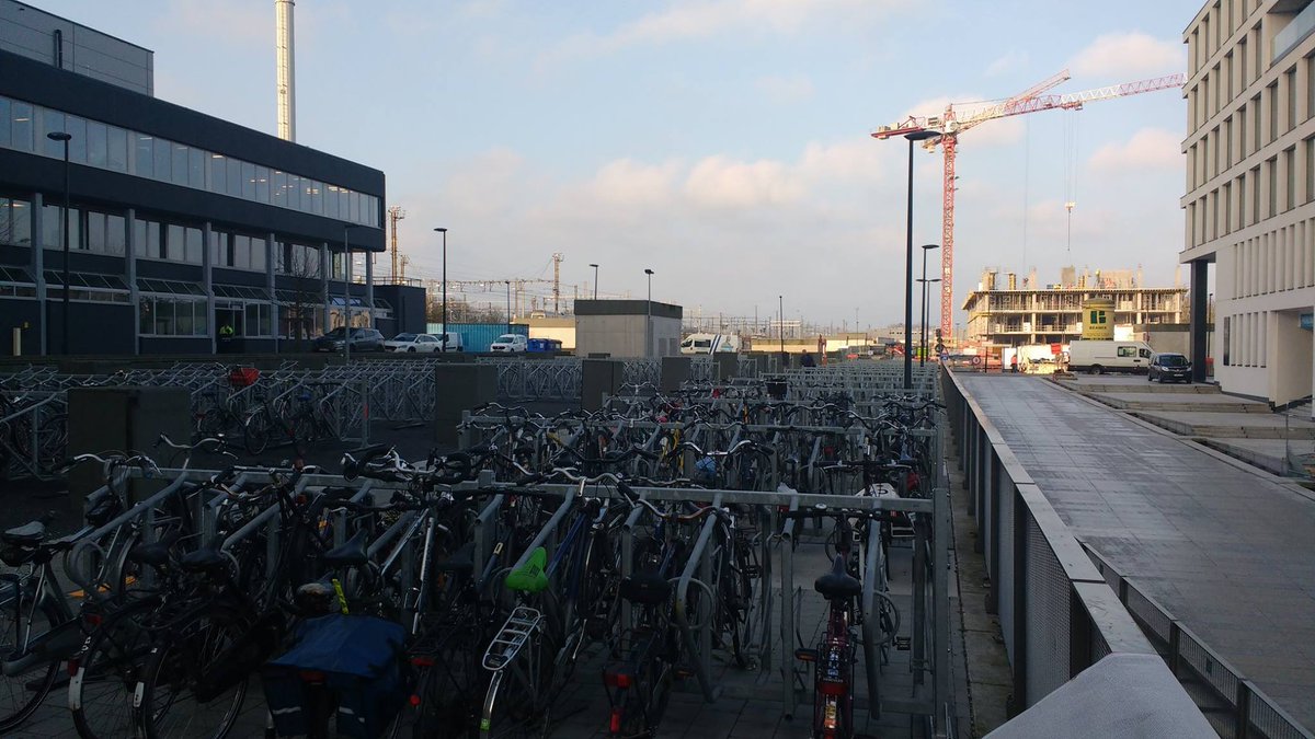 Op zoek naar een parkeerplaats voor je fiets aan het Sint-Pietersstation? Achter het Virginie Loveling-gebouw staan rijen en rijen lege fietsenrekken, goed voor tientallen plaatsen. #altijdnabij #gentfietst