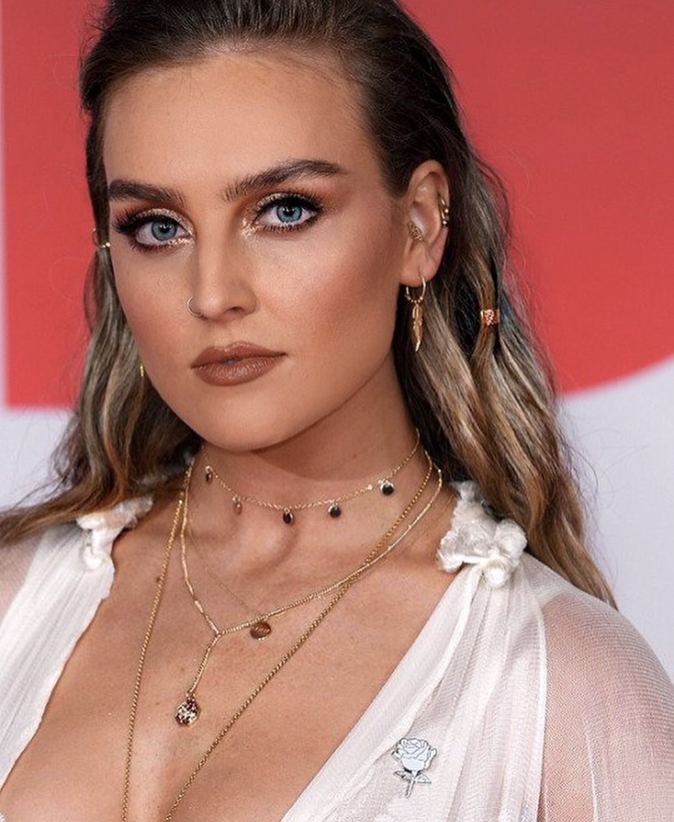 LittleMix's tweet photo. Kisses to all our amazing fans who do nothing but fight for us and show passion and dedication. You’re all my winners, I love you <3 #LittleMixFamily P<3 https://t.co/MiuWtwhayO