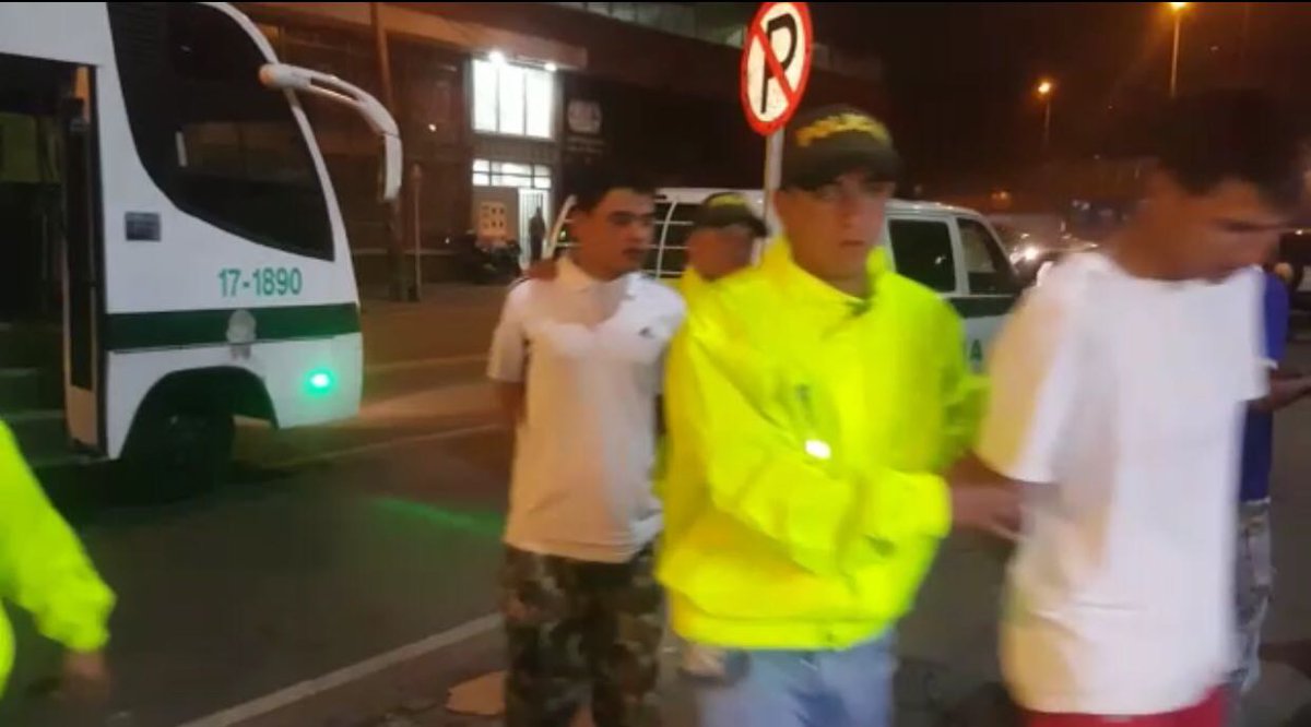mindefensa's tweet photo. .@PoliciaBogota logró la captura de dos sujetos sindicados de quitarle la vida a un adolescente para hurtarle su bicicleta. Los sujetos responden a los alias de #Jhon y alias #Ratica. Los detenidos serían responsables de otros hurtos de bicicletas en Bogotá. CC @PoliciaColombia https://t.co/VuneoW7NhV