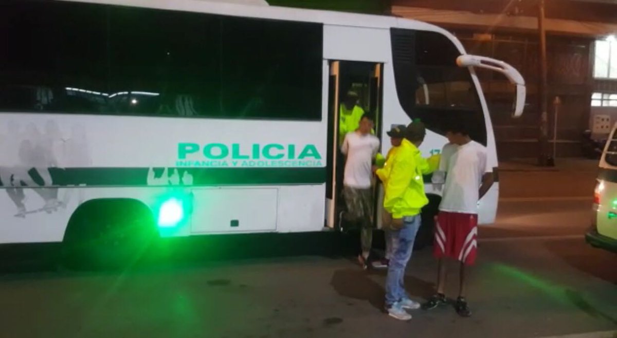mindefensa's tweet photo. .@PoliciaBogota logró la captura de dos sujetos sindicados de quitarle la vida a un adolescente para hurtarle su bicicleta. Los sujetos responden a los alias de #Jhon y alias #Ratica. Los detenidos serían responsables de otros hurtos de bicicletas en Bogotá. CC @PoliciaColombia https://t.co/VuneoW7NhV
