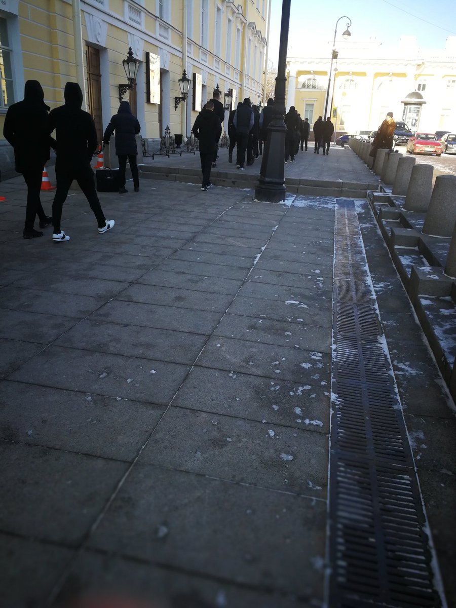 BugichRock's tweet photo. Вот футболисты Селтика гуляют возле Михайловского театра ,как ещё не замёрзли ))))
#CELZEN #Celtic #Zenit #UEL https://t.co/JCHDt0oCiF