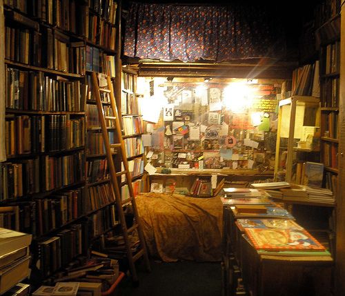 theditors's tweet photo. Books can be dangerous. The best ones should be labeled “This could change your life.”
–Helen Exley https://t.co/ZKbT1BVV37