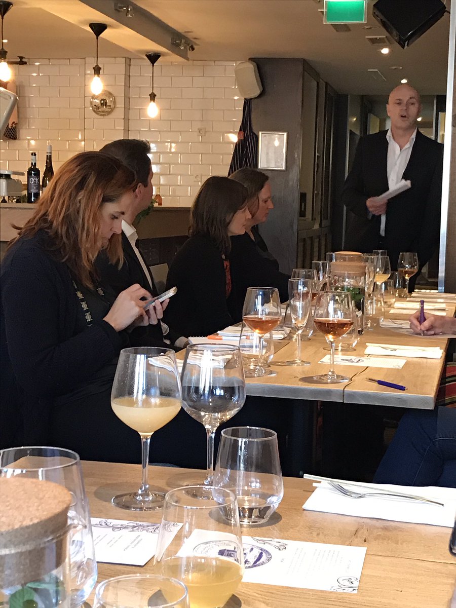 VegaSlager's tweet photo. Jaap spreekt bij perspresentatie Vegetarisch Vleesch restaurant https://t.co/5guLkvIga1