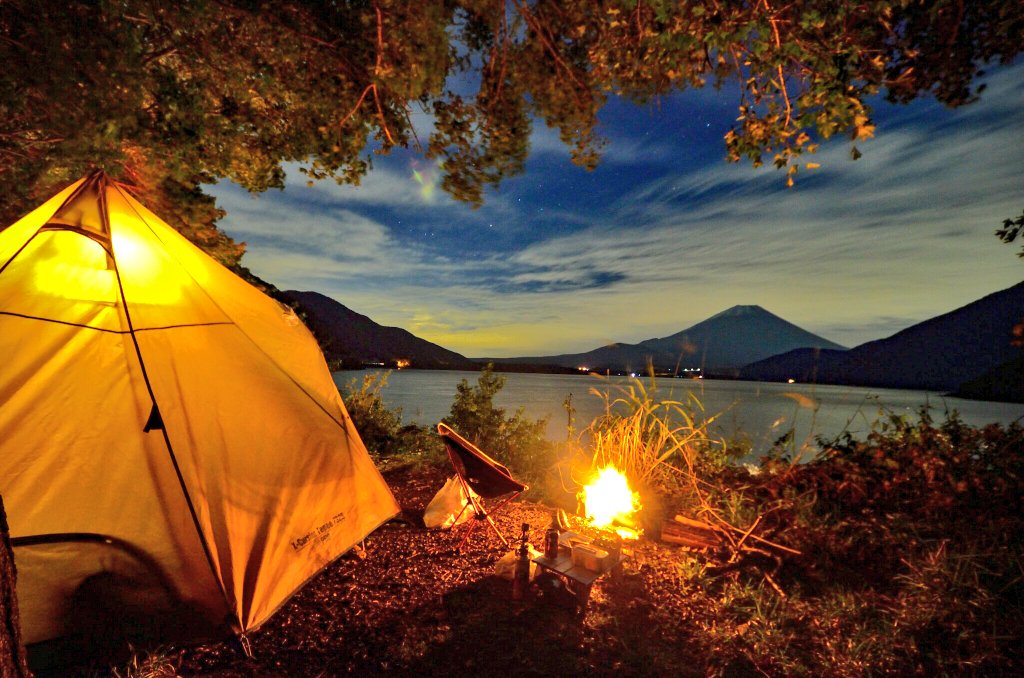 TanestarP's tweet photo. 出てきたキャンプ場を紹介するぞ

パインウッドキャンプ場
山梨の夜景が一望出来てすごくいいぞ。富士山も見えるぞ。

四尾連湖の水明荘
湖面に映る星が綺麗ですごくいいぞ。静かだぞ。

本栖湖の洪庵キャンプ場
湖面に映る逆さ富士が見えるぞ。
夏は混むぞ。
#ゆるキャンΔ 
#ゆるキャン https://t.co/mTvoSe8TN2
