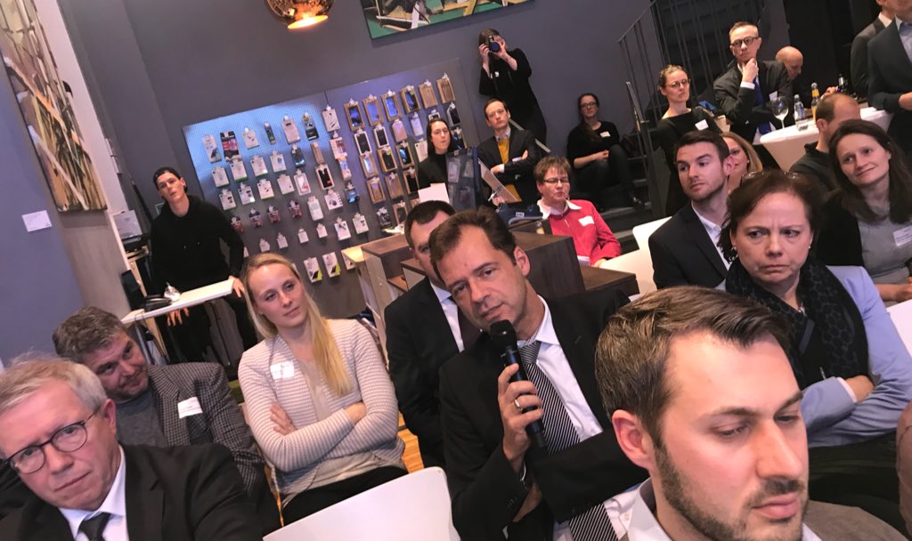 MichaelReiterPR's tweet photo. Diskussion Hälker, @TinoSorge, @PeterKaetschBIG: Entscheidung gegen #Innovationsministerium #Bund zu bedauern/ Vorteil der #Digitalisierung = #Transparenz = nicht bei allen #Stakeholdern willkommen/ #Daten sind Eigentum des #Patienten! https://t.co/cT2J0kL4Tq