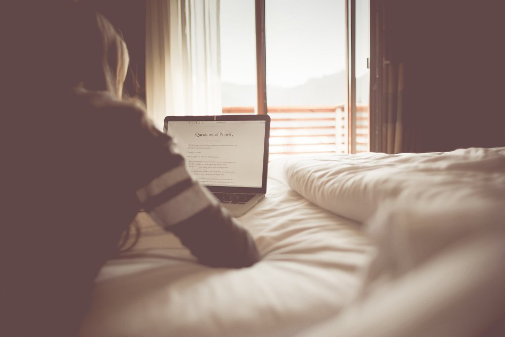 【他人を気にしすぎない】
どうしても他人の目が気になって
しまうことってありますよね。
でも気にしすぎると
負担になるから良くない。
自分のことをちゃんと
見ていないことが原因の一つです。
まずは、一歩引いて客観視してみて！