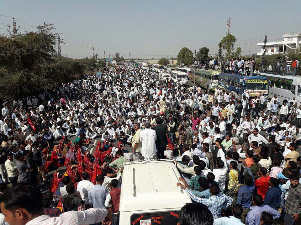 SaddamHusain082's tweet image. #FarmerUnity..
राजस्थान में विधानसभा घेराव को जा रहे किसानों को जहाँ भी पुलिस ने रोका,किसान वही धरने पर बैठ गए हैं।
वसुंधरा,बीजेपी सरकार के हाथ पांव फुले।
मीडिया हिन्दू-मुस्लिम से फुर्सत हैं तो किसानों पर भी बात हो जाये।