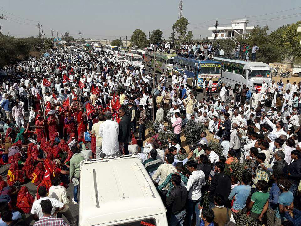 SaddamHusain082's tweet image. #FarmerUnity..
राजस्थान में विधानसभा घेराव को जा रहे किसानों को जहाँ भी पुलिस ने रोका,किसान वही धरने पर बैठ गए हैं।
वसुंधरा,बीजेपी सरकार के हाथ पांव फुले।
मीडिया हिन्दू-मुस्लिम से फुर्सत हैं तो किसानों पर भी बात हो जाये।