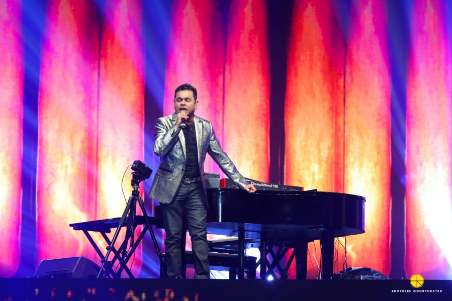Bros_Incorp's tweet photo. When he plays, time stops.
@arrahman brought nothing but lots of magic on stage with his music and we couldn’t help but swoon over his piece of art. Which track of his is your favourite? #DilSeDubai #AKREvents #MrBLive #TheJourney #CelebratingMusic https://t.co/32z7OVGchi
