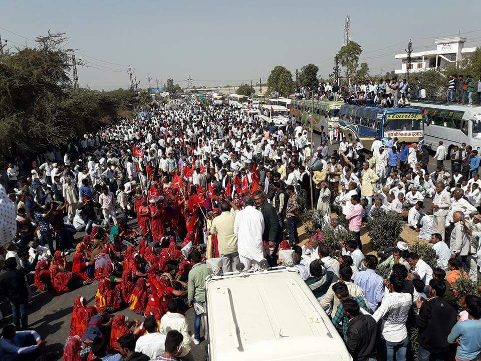 SaddamHusain082's tweet image. #FarmerUnity..
राजस्थान में विधानसभा घेराव को जा रहे किसानों को जहाँ भी पुलिस ने रोका,किसान वही धरने पर बैठ गए हैं।
वसुंधरा,बीजेपी सरकार के हाथ पांव फुले।
मीडिया हिन्दू-मुस्लिम से फुर्सत हैं तो किसानों पर भी बात हो जाये।