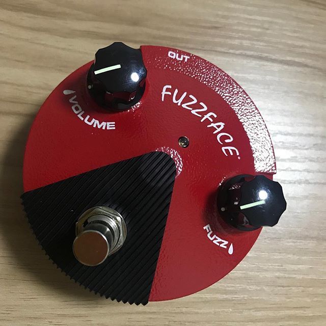 Wake_Chen_'s tweet photo. My new toy!A big birthday surprise from my girlfriend!👻 And Ready to Make Some Noise🎸 #fuzzface #fuzzfacemini #jimihendrix #birthdaygifts #rocknroll #classicrock https://t.co/oU3b6lHIE6 https://t.co/tHLcz1nkFE