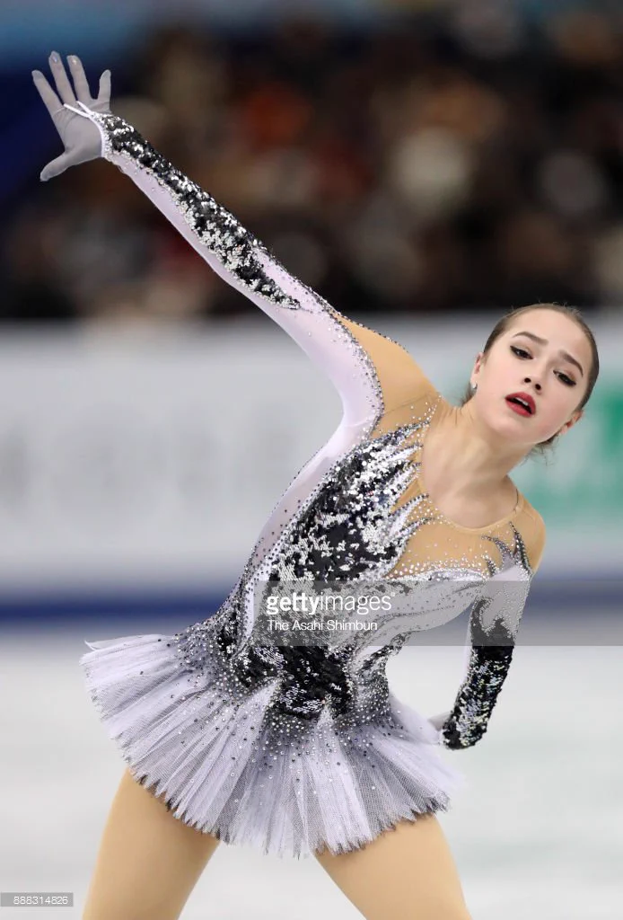 フィギュア女子ＳＰ首位、ザギトワの衣装に隠された仕掛けが凄かった！！！