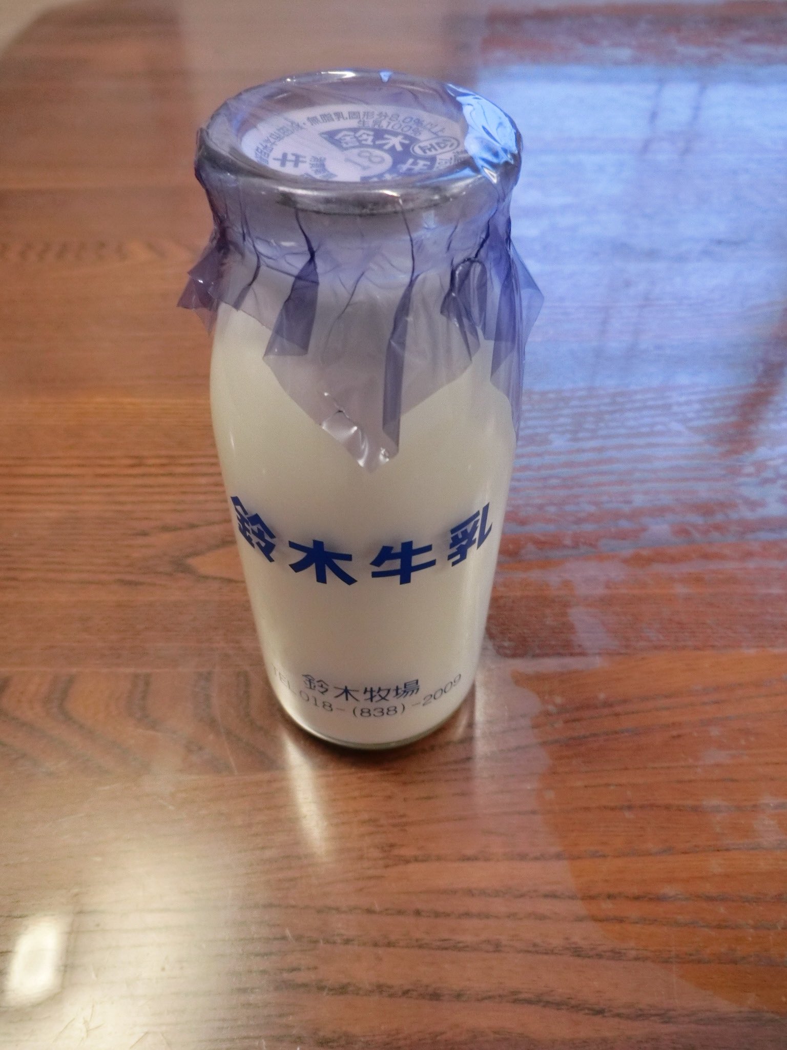 シロヤギ 鈴木牛乳 鈴木牛乳店 秋田市 今では珍しい 懐かしい牛乳瓶の牛乳 紙の蓋 セロハンのカバーもいいですね 生乳に優しい低温殺菌 75 で15分間 牛乳本来の甘み 風味が楽しめました 業務用卸売 宅配が多く 市販に回る量は少ないそうです