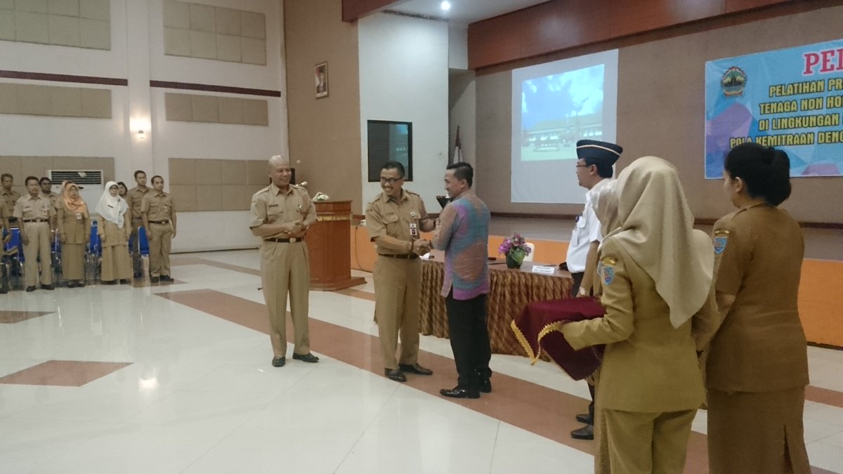 PROTOKOL_TGLKAB's tweet photo. Pembukaan Pelatihan Prjabatan CPNS Gol. II dari tenaga non honorer pengangkatan khusus pola kemitraan dengan BPSDMD Provinsi Jawa Tengah pada tanggal 20 februari 2018 https://t.co/dFfZrA2kqq