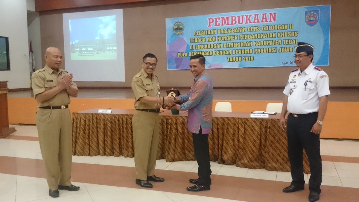 PROTOKOL_TGLKAB's tweet photo. Pembukaan Pelatihan Prjabatan CPNS Gol. II dari tenaga non honorer pengangkatan khusus pola kemitraan dengan BPSDMD Provinsi Jawa Tengah pada tanggal 20 februari 2018 https://t.co/dFfZrA2kqq