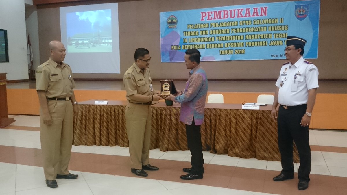 PROTOKOL_TGLKAB's tweet photo. Pembukaan Pelatihan Prjabatan CPNS Gol. II dari tenaga non honorer pengangkatan khusus pola kemitraan dengan BPSDMD Provinsi Jawa Tengah pada tanggal 20 februari 2018 https://t.co/dFfZrA2kqq