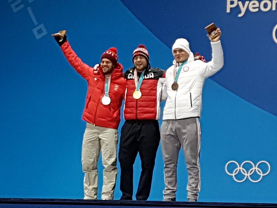 Kn51ru's tweet photo. Мончегорск гордится «бронзой» Сергея Ридзика: это первая олимпийская медаль в спортивной истории города!!! Все мончегорцы, с которыми поговорили журналисты #Kn51, в один голос заявляют: «Мончегорск гордится этой победой!».
#олимпиада2018 #СергейРидзик #БолеемЗаНаших https://t.co/X5xVAYYMrs