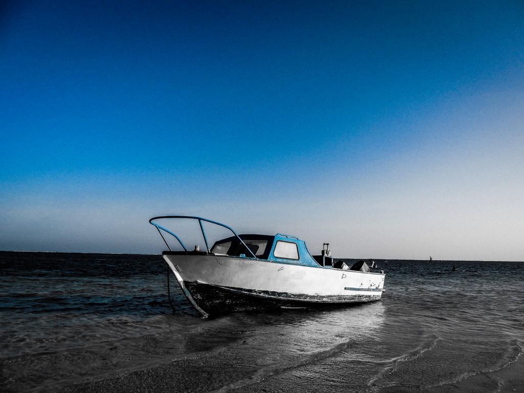 ephymbaya's tweet photo. maybe the horizons connect, and there is that sea-sky junction, you deploy your boat wings and fly to the moon or jupiter. haha. #fashgallery #ArtisticThursday #Magicalkenya https://t.co/bOfCjx9Adx