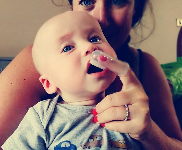 BickiepegsDoidy's tweet photo. Our FingerToothbrush multi tasks! Soft bristles on one side for cleaning first teeth &amp; a gum massager on the other side for soothing #teething gums 👍🏻👶@sainsburys @Ocado #DCby1 #parentingtips #Bickiepegs https://t.co/a8dfHVuJrc