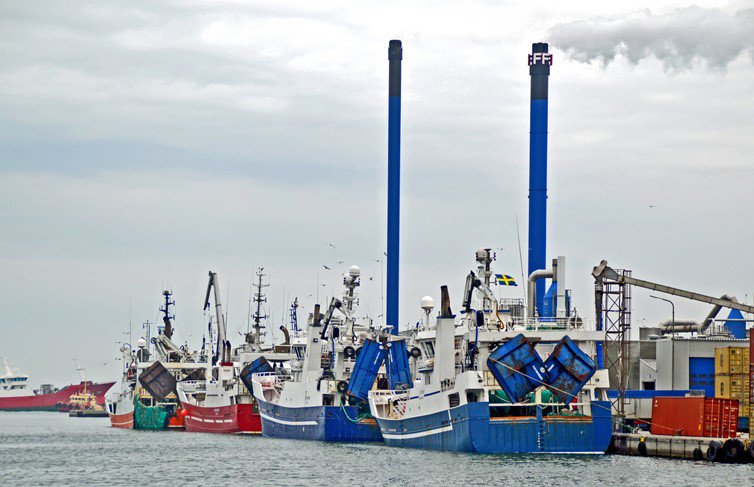 DanskeHavne's tweet photo. Ny rapport: Havne og fiskeriklynger er afgørende for dansk fiskeri. Fiskeri i Danmark bidrager med 16.000 arbejdspladser og 12,5 mia. til dansk BNP. Copenhagen Economics har undersøgt bidraget fra den danske fiskerisektor. Læs mere her: https://t.co/6U83zkKGPr #dkbiz @RedSoefart https://t.co/yqFxd7jHd0