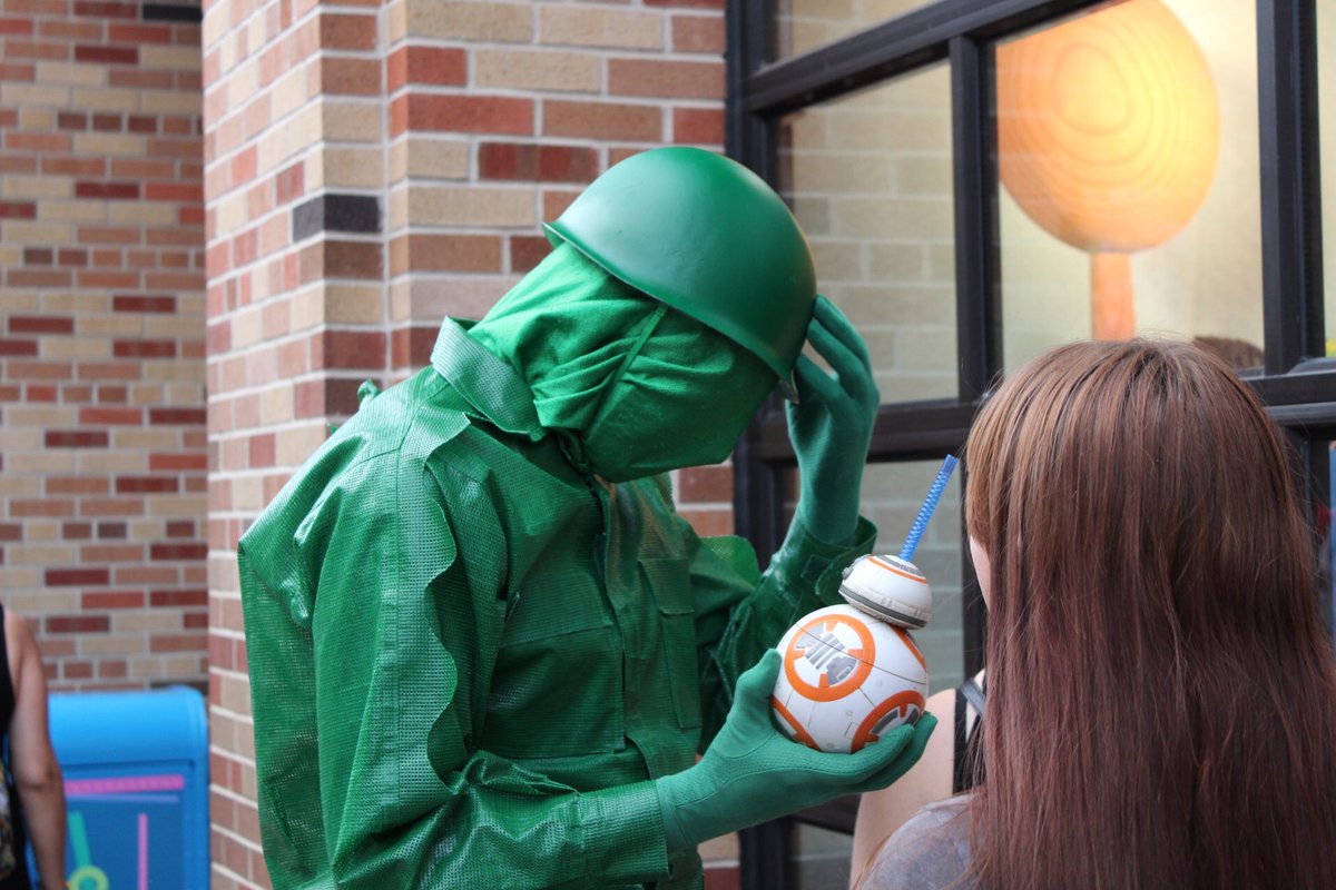 TeppanEdoCR's tweet image. これなーんだ笑笑
BB-8とGreen Army Men :) 
#HollywoodStudios 
#WaltDisneyWorld 
#crprogram