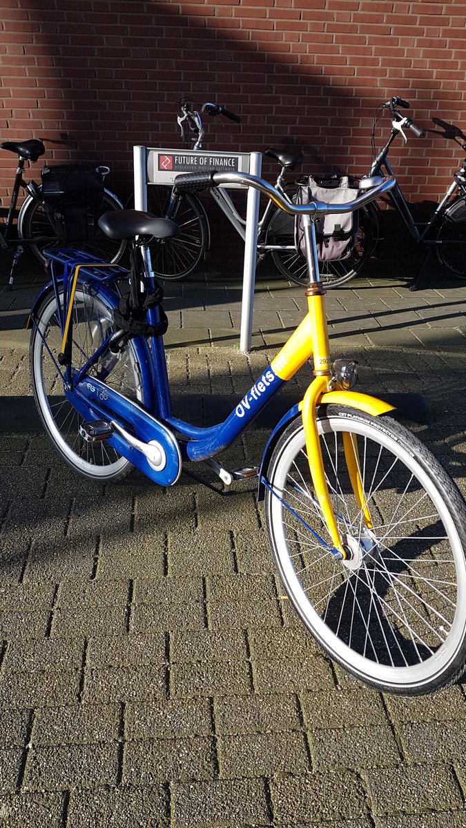 ReneMolhoek's tweet photo. Altijd fijn als relaties gepersonaliseerde parkeerplekken voor je maken. Genoeg ruimte voor mijn (ongepersonaliseerde) ov fiets. https://t.co/A8FtdLu2s5