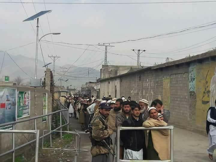 KausrHalak's tweet photo. People are lined up on a checkpoint to enter the civil colony khar #Bajaur 
Poto via Torgul engineer https://t.co/U3GSouVziI