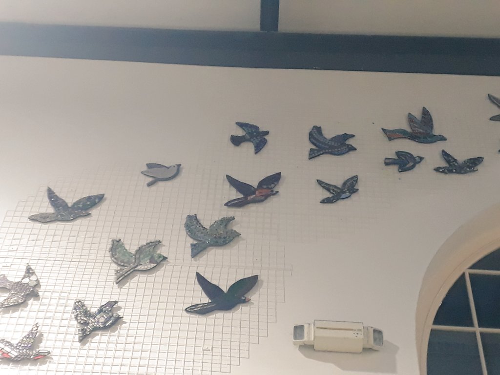 natalieben's tweet photo. Lovely community-focused art in #Hull station - should be a lot more of it, not just in #CityofCulture. #flytofreedom @2017Hull https://t.co/9AfHXmAvtc