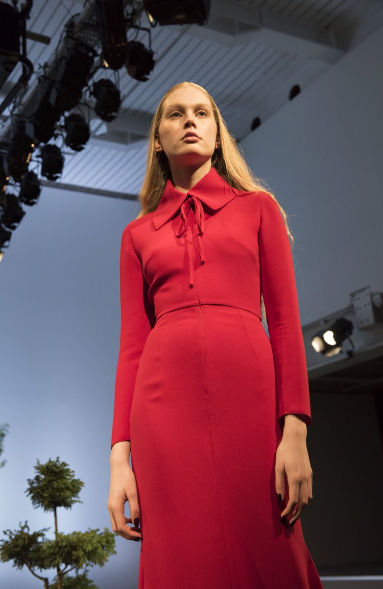 Skillful and dreamy... AW18 from <a href="/EdelineLee/">E D E L I N E L E E</a> at <a href="/LondonFashionWk/">London Fashion Week</a> (we loved it) theglasspineapple.com/blogs/catwalk/… @lucie_dumpling #lfw #aw18 #londonfashionweek2018