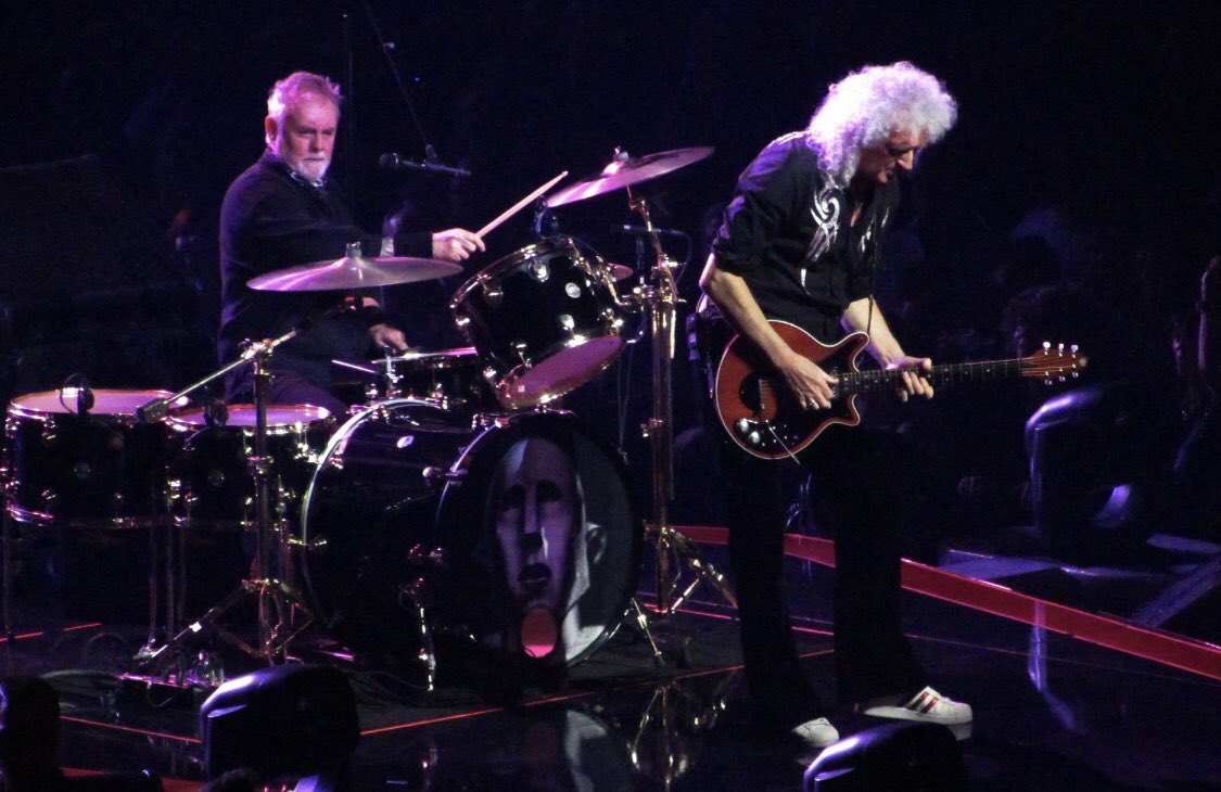 Glen1985's tweet photo. @QueenWillRock @adamlambert at @qudosbankarena live in #Sydney #adamlambert #Queen ⭐️🎸🎶 https://t.co/thD7Uf8xT1