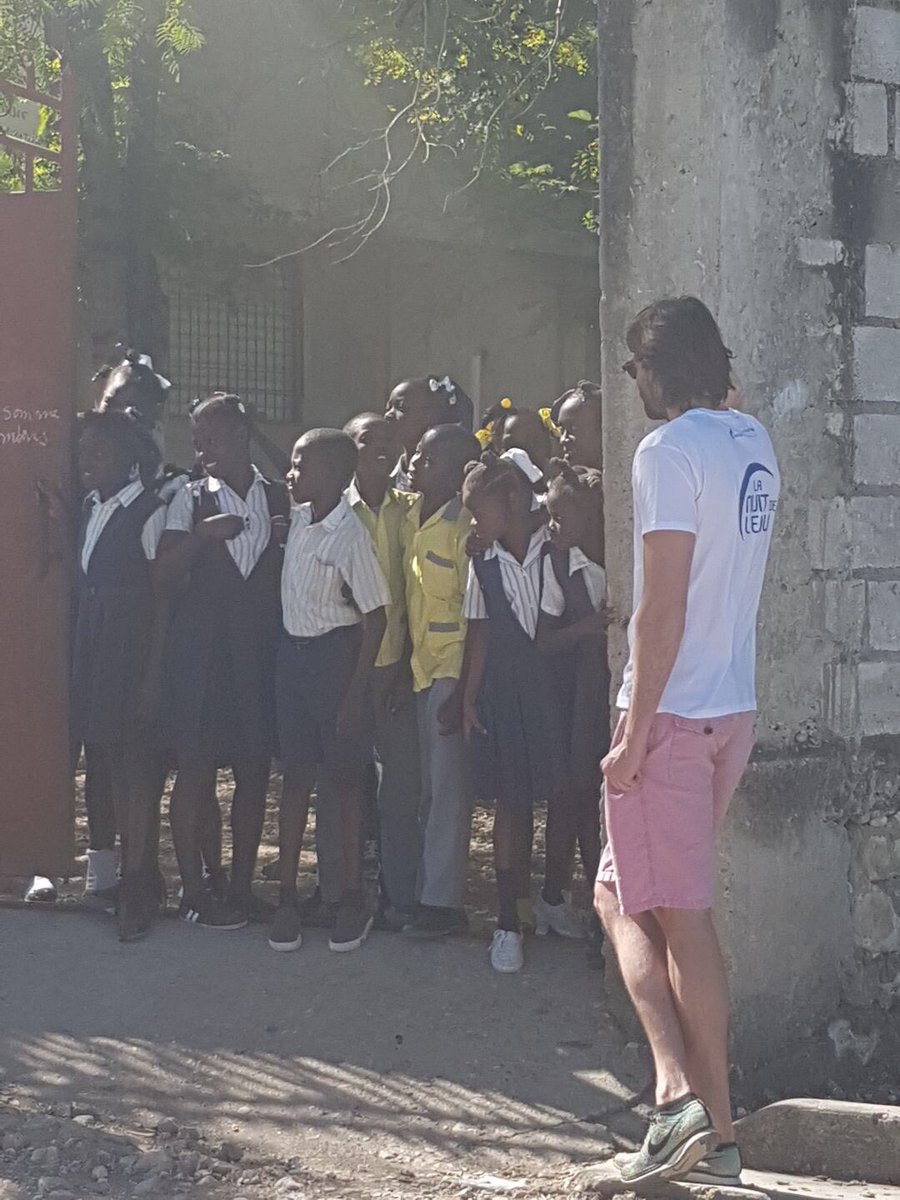 Cam_Lacourt's tweet photo. Toujours en Haïti pour la visite d'un marché, lieu important d'échanges avec la population locale et de sensibilisation au choléra. Merci à tous pour ce moment de partage ! #NuitDeLeau 💧 @FFNatation @UNICEF_france @LauryThilleman https://t.co/6mehN3EyKB
