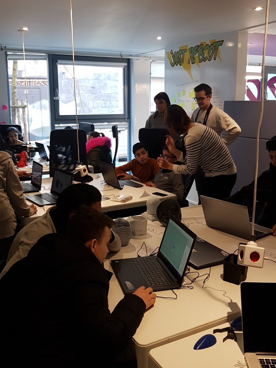 Tridea3D's tweet photo. First classes around 3D Printing being taught at @molengeek https://t.co/EDY9M7tQjN