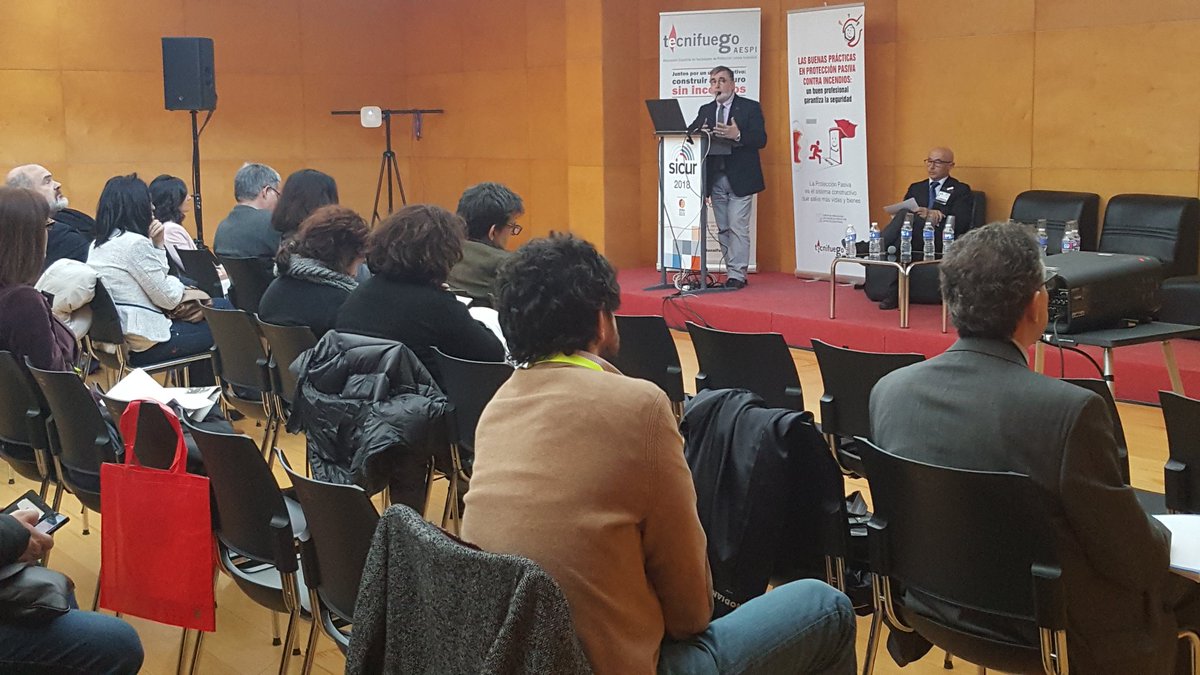 TECNIFUEGOAESPI's tweet photo. Arranca la Jornada de Protección Pasiva contra Incendios. Sala Retiro  #SICUR2018 
Jordi Bolea de #TecnifuegoAespi desglosa el contenido del documento elaborado en la Asociación de libre descarga. https://t.co/UM2bWfh9tx