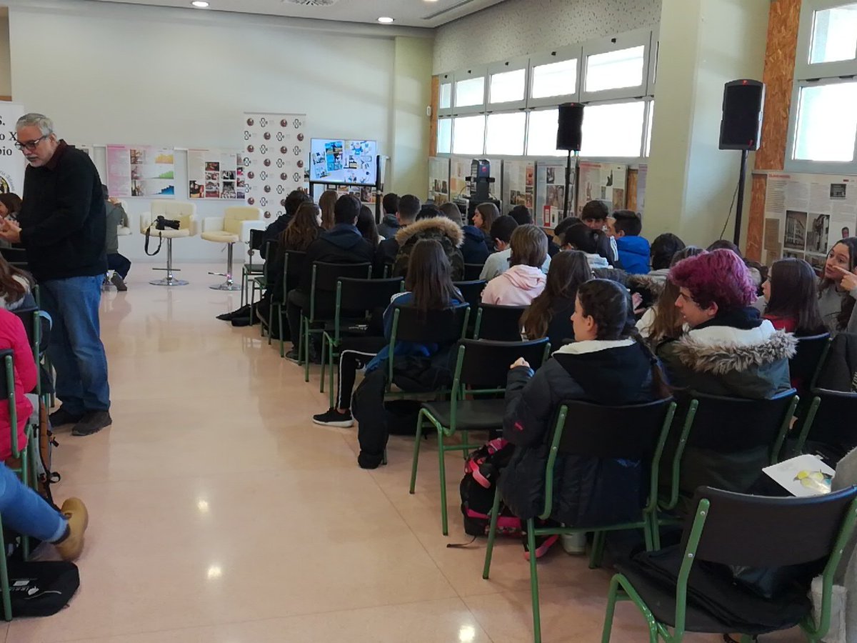 IrrimanLife's tweet photo. En pocos minutos conenzamos la presentación Comic IRRIMAN en @iesalfonsox @UPCTnoticias https://t.co/RfUb6v0ga9
