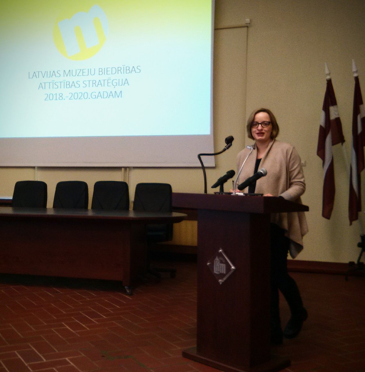 muzeologija's tweet photo. Latvijas Muzeju biedrības pilnsapulcē @Anna_Balandina stāsta par LMB stratēģiju 2018.-2020. gadam, biedrības misiju, vīziju, vērtībām un mērķiem, kā arī veicamajiem uzdevumiem. https://t.co/c3hK4uTodc