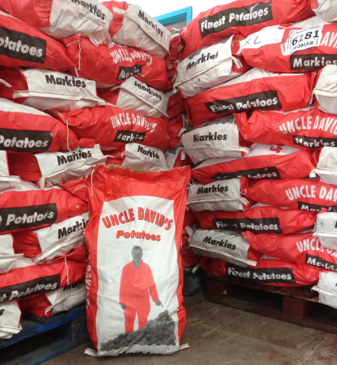 Inter_fresh1's tweet photo. Fresh load of our Premium Chipping Potatoes, the Uncle David brand really are the best in the market for quality and size! Supply is limited and prices are increasing, be sure to speak to us to lock in prices! 🥔 #freshfoodservice #premiumsupplier #wholesale #freshproduce #chef https://t.co/fWgI1lQFtg