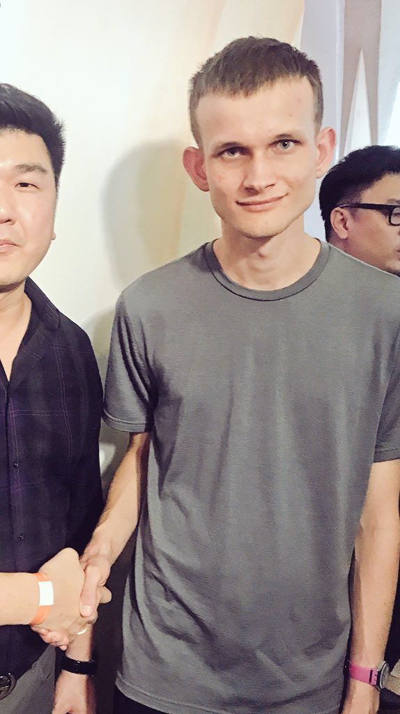 timkung789's tweet image. Welcome Mr.Vitalik Buterin
Ethereum Founder to Bitcoin center Thailand                                        #ethereum #bitcoincenter #FinTechs #FXPay #FXP #cryptocurrency #Tim